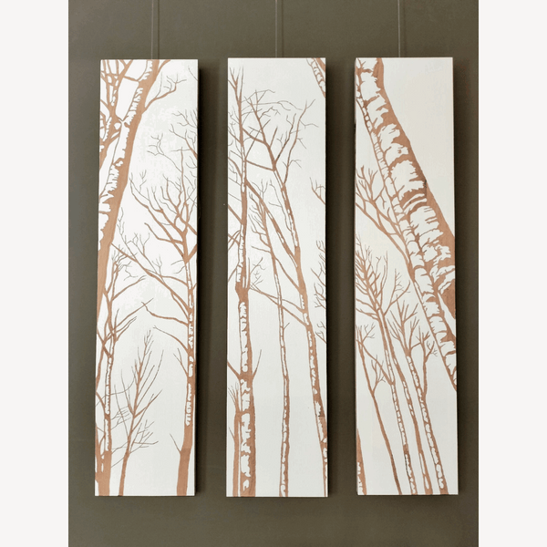 Triptyque Toundra, trois affiches verticales motifs d’arbres bruns sur fond clair