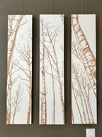 Triptyque mural à 3 panneaux verticaux, silhouettes d’arbres beige sur fond clair