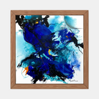 Tableau abstrait encadré bois, nuances de bleu profond et touches noires.