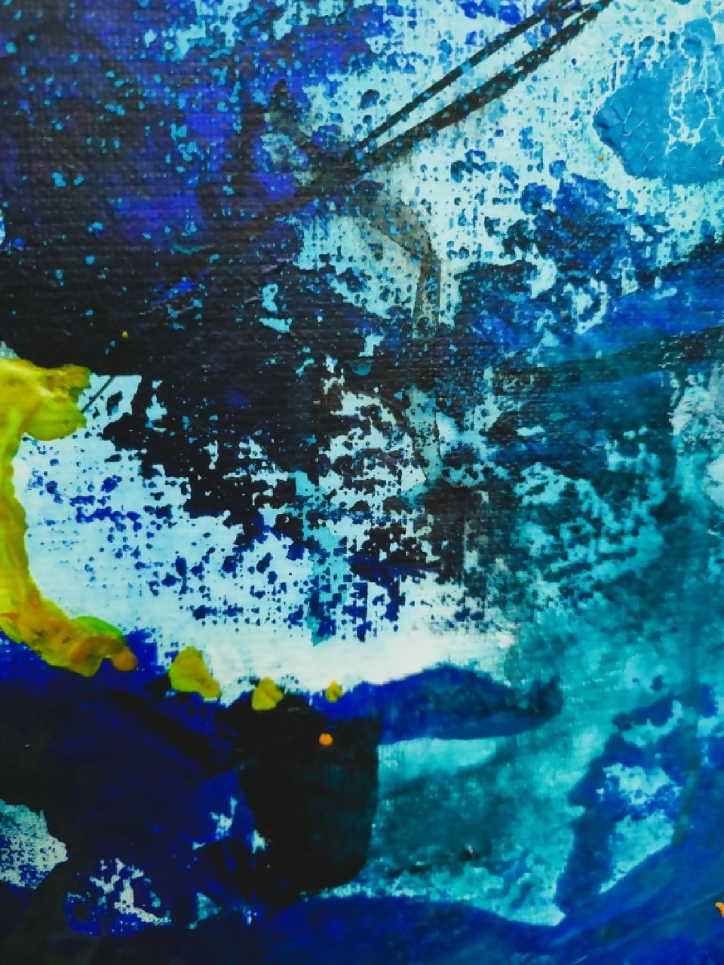 Toile abstraite bleu et cyan, éclaboussures noires, textures riches et taches jaunes.