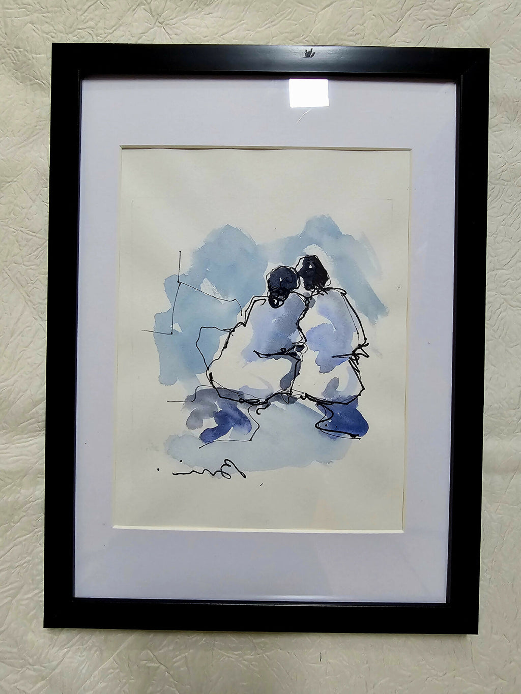Dessin original encadré : deux silhouettes bleu/noir enlacées sur fond clair.