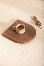 Dessous de plat LIO marron foncé, bord arrondi, aspect granuleux, anneau blanc posé