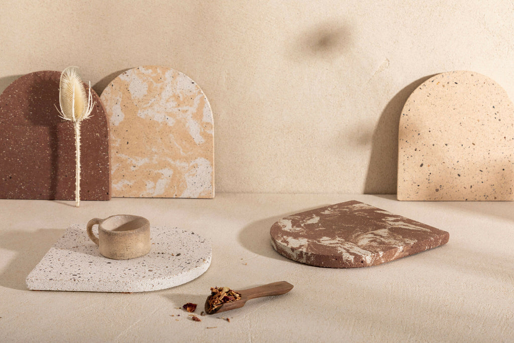 Dessous de plat beige et brun tachetés, formes arquées