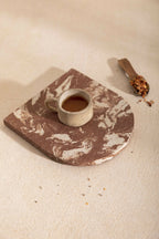Dessous de plat LIO marron avec marbrures blanches, bord arrondi, petit pot beige