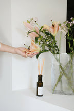 Diffuseur à bâtonnets Jasmin Frangipanier : flacon sombre et bâtonnets orangés