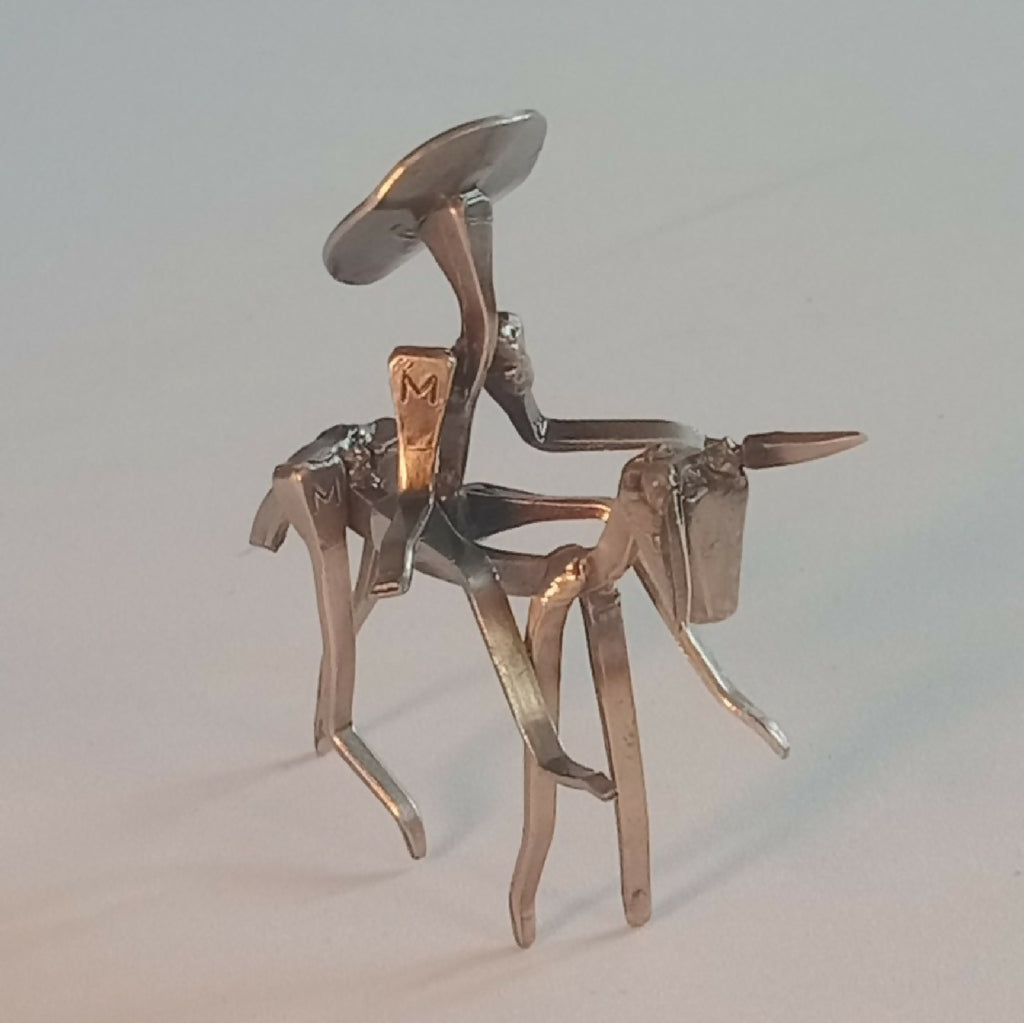 Groupe de personnages en acier : chevalier et figurines, finitions argentées.