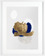 Collage encadré abstrait : formes dorées et bleu foncé sur fond clair