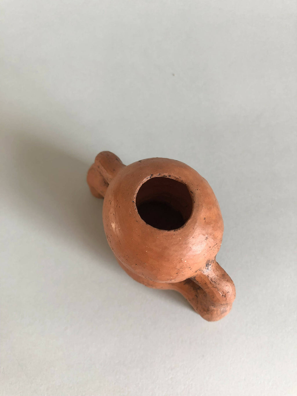 Vase à herbes sèches en terre cuite orange, ouverture circulaire et bec latéral