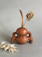 Vase à herbes sèches en terre cuite orange, double pattes et anses latérales