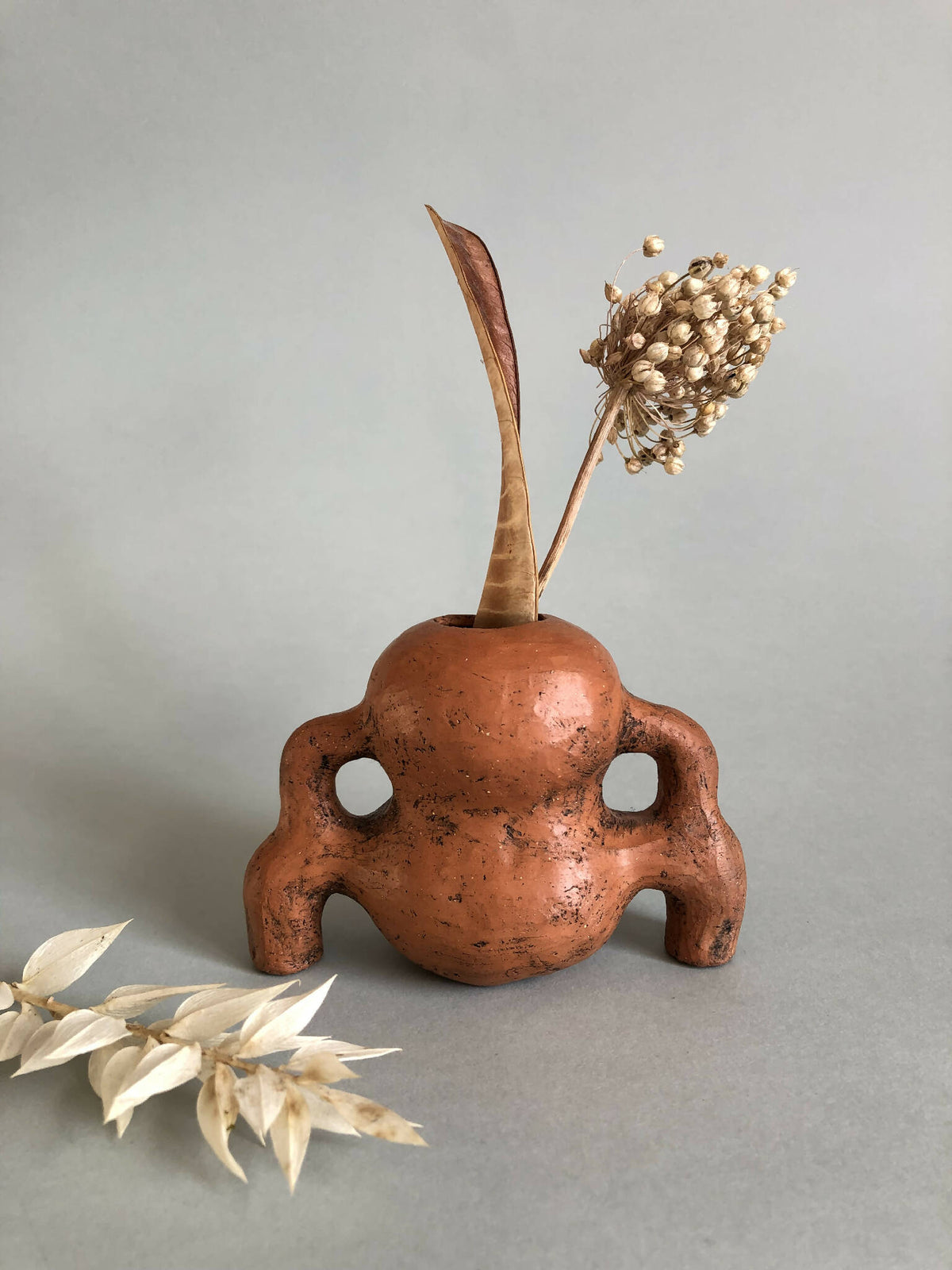 Vase à herbes sèches en terre cuite orange, double pattes et anses latérales