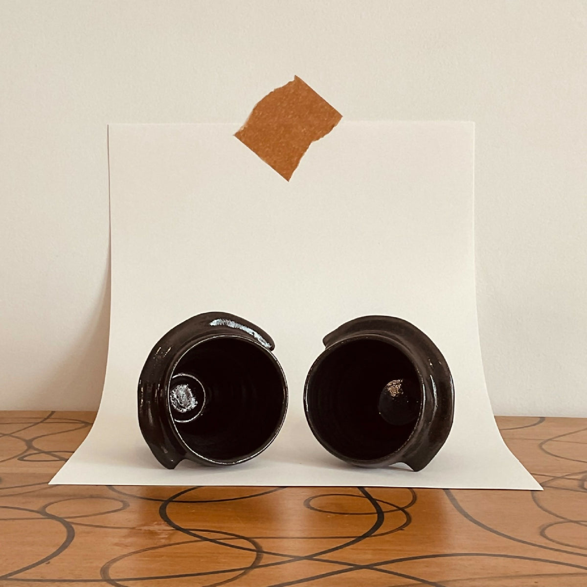 Deux tasses à café sombres, vues de dessus avec rebords arrondis