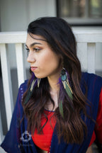 Boucles d’oreilles pendantes en plumes vertes et violettes
