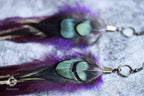 Paire de boucles d’oreilles en plumes violette et vertes, fermoir métallique