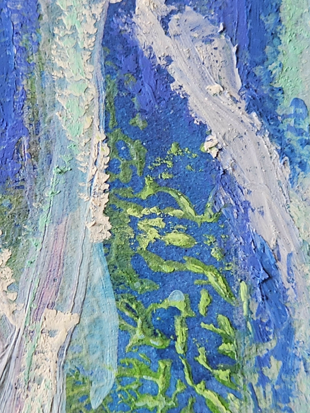 Gros plan sur la matière du tableau : bleu, vert et blanc, aspérités visibles.
