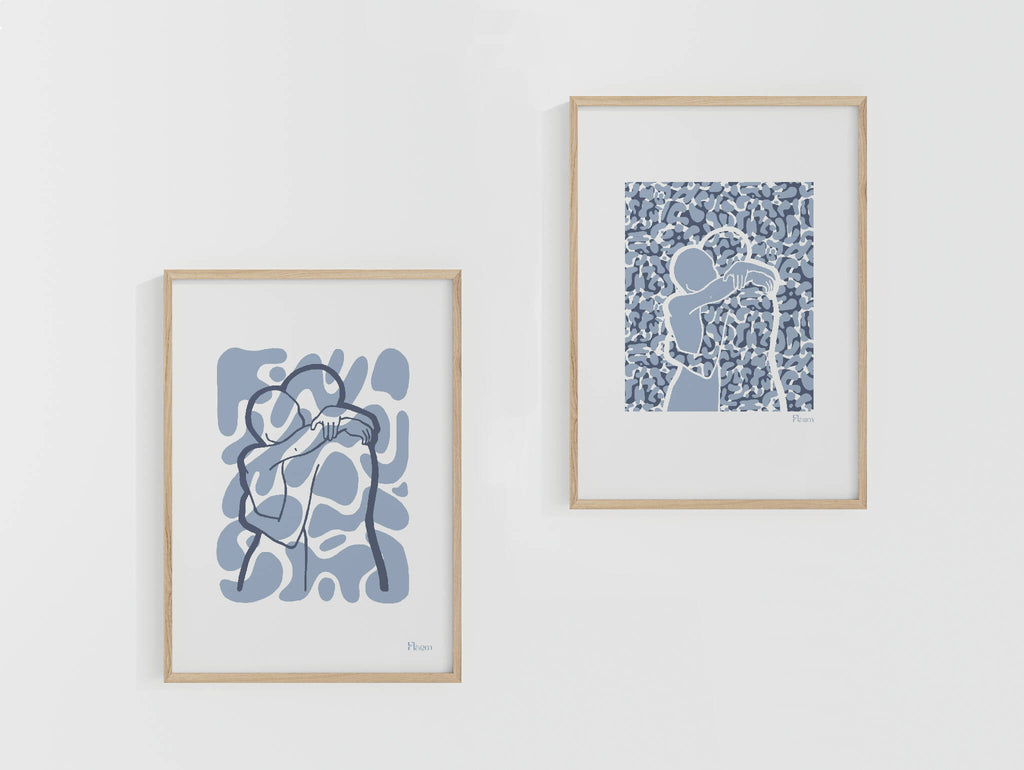 Deux tirages A4 encadrés, cadres en bois, motifs abstraits bleus (vue d’ensemble)