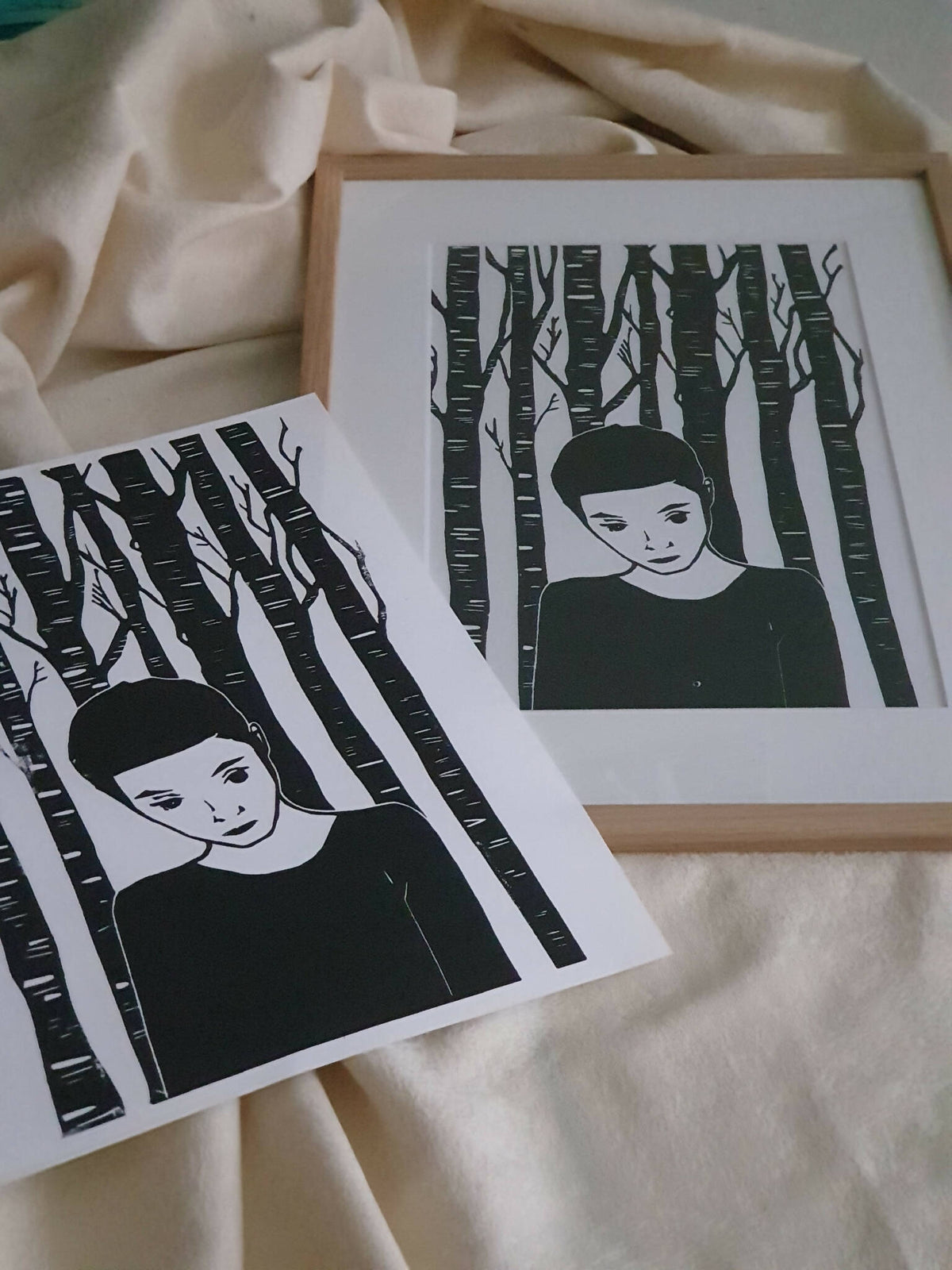 Affiches encadrées en bois clair : deux portraits féminins dans des arbres stylisés