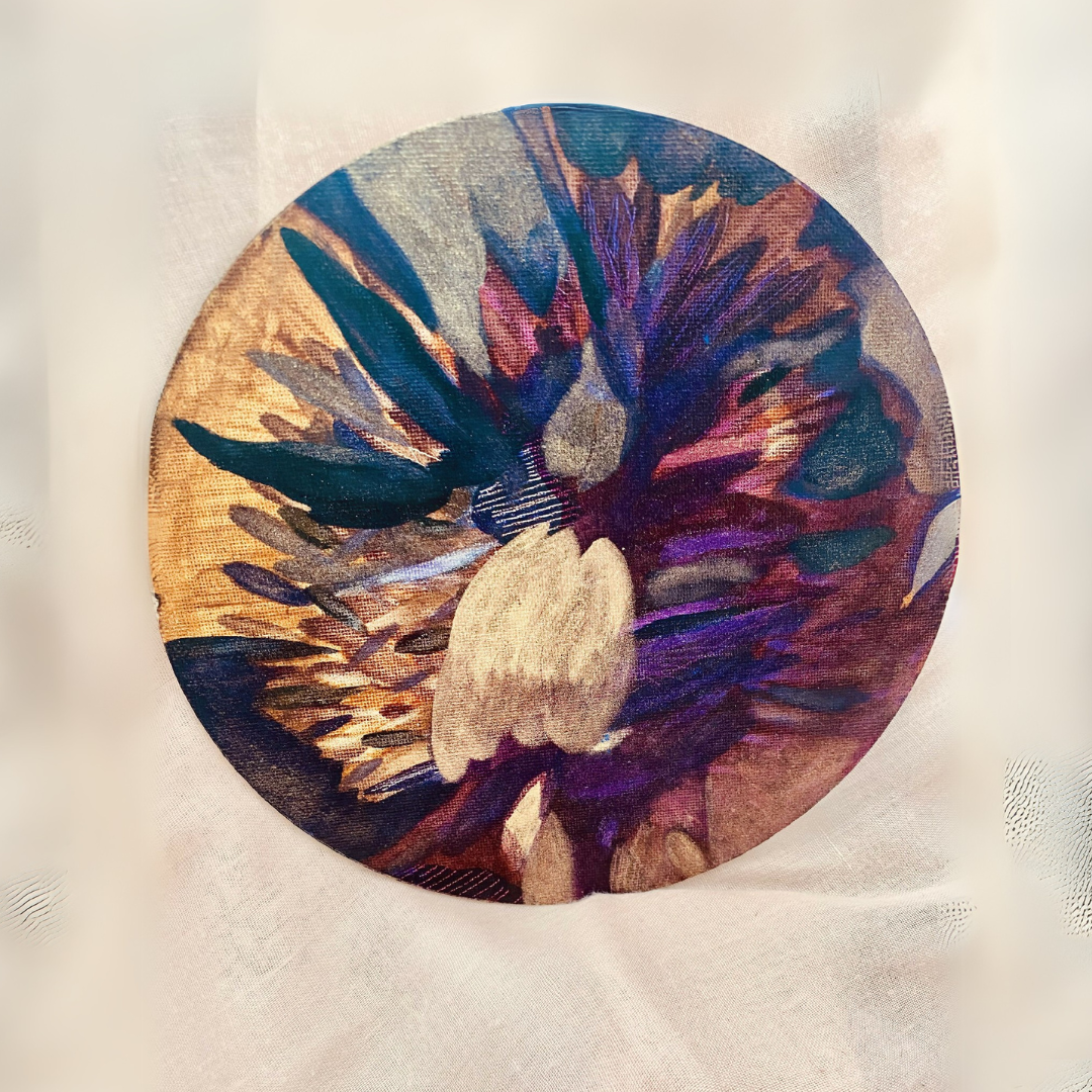 Encre en motif circulaire abstrait multicolore sur fond clair, plume et forme centrale