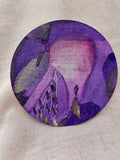 T-shirt en tissu clair avec grand motif rond violet, détails floraux et abstraits