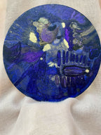 Tissu clair avec grand motif rond bleu et visage de berger en style pictural