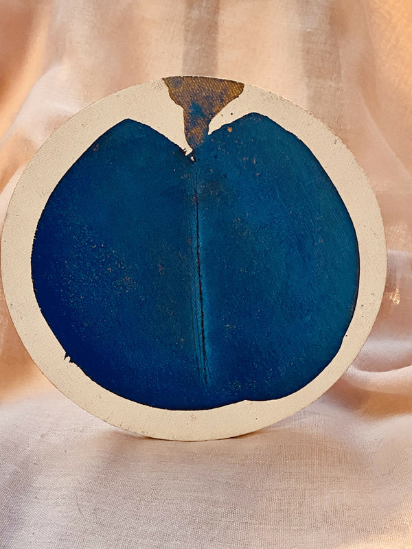 Motif circulaire d’encre bleue, forme de pomme stylisée, contraste clair
