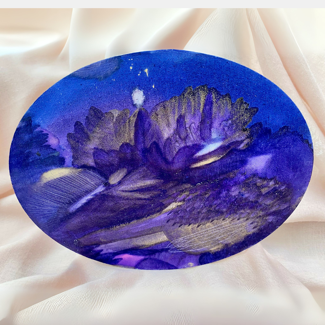 Encre violette et bleue sur motif ovale de paysage montagneux, touches lumineuses