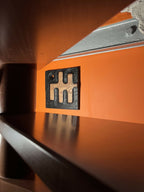 Ensemble de 3 panneaux décoratifs en relief, noirs et orange, disposés en coin