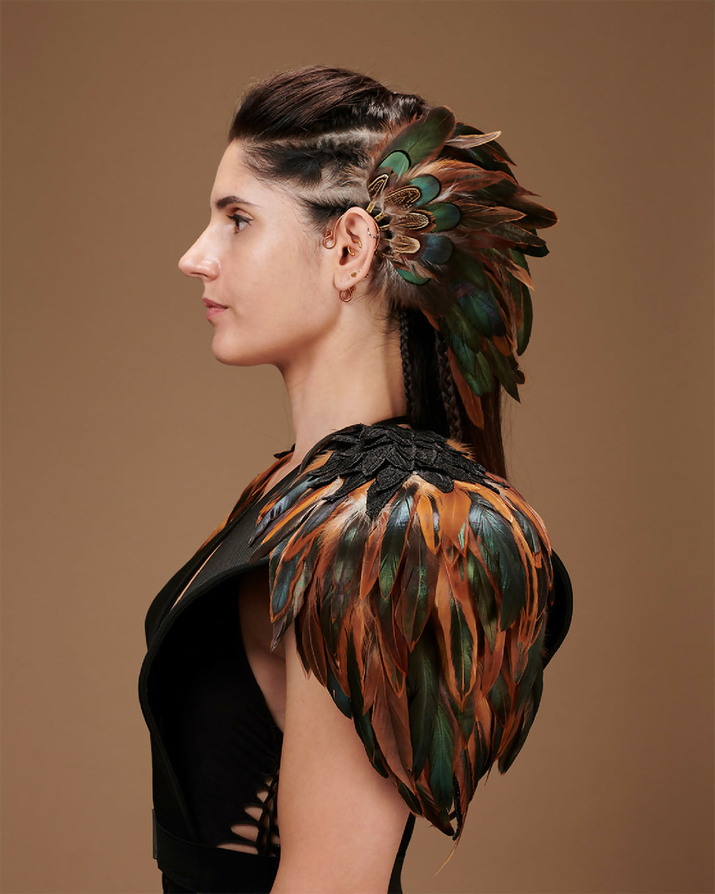 Épaulettes en plumes multicolores, vue de côté sur tenue noire
