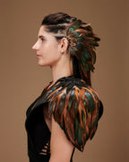 Épaulettes en plumes multicolores, vue de côté sur tenue noire