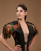 Épaulettes en plumes multicolores sur tenue noire, décolleté en V