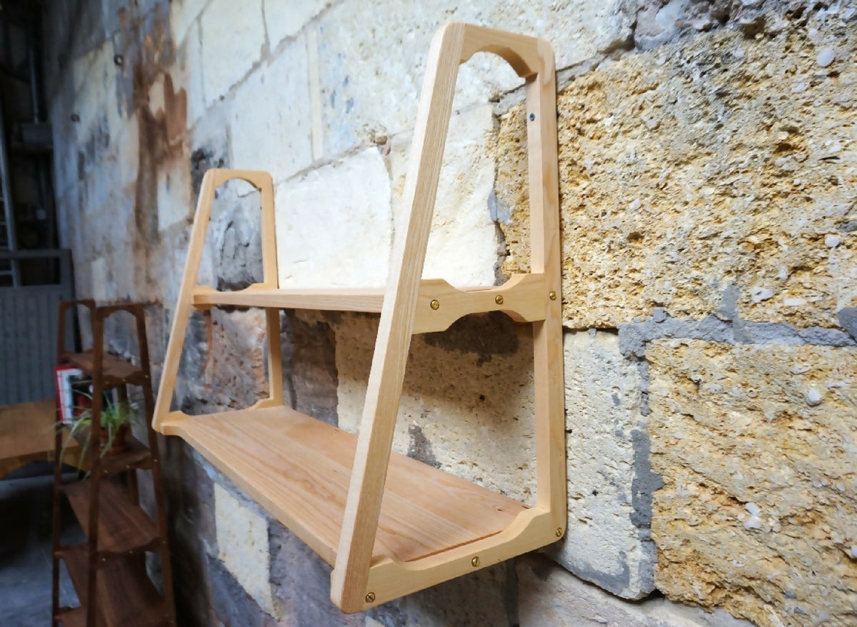 Étagère murale double en bois clair, vue en perspective avec étagères