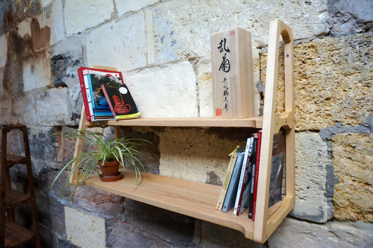 Étagère murale double en bois clair fixée au mur, 2 niveaux