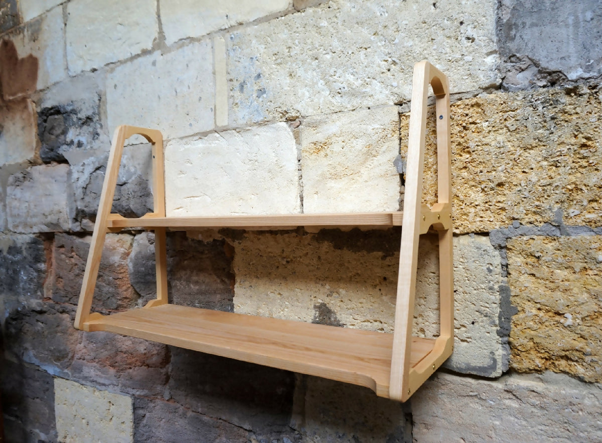 Étagère murale double en bois clair, vue arrière avec montants latéraux