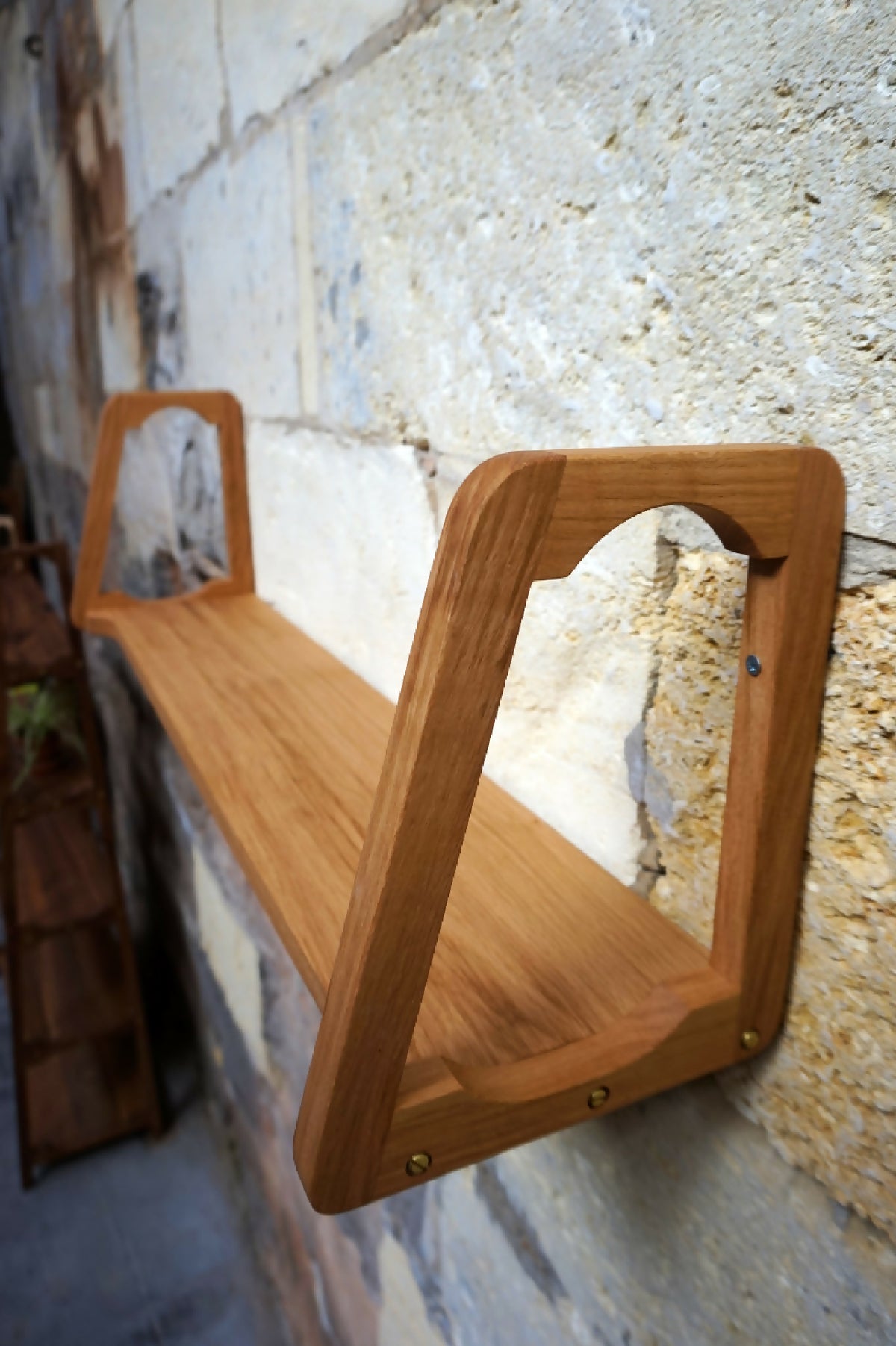 Étagère murale en bois clair, vue en perspective du cadre et de la tablette.