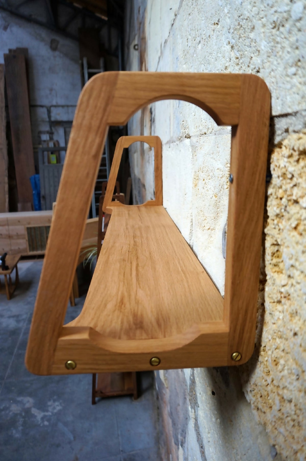 Étagère murale en bois clair avec traverse ouverte, vue de face.