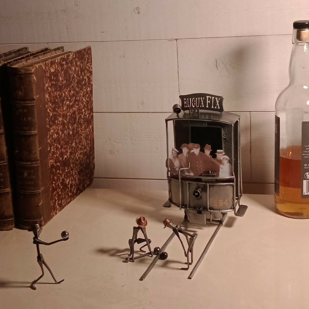 Sculpture miniature en métal : cabine et figurines, vue d’ensemble