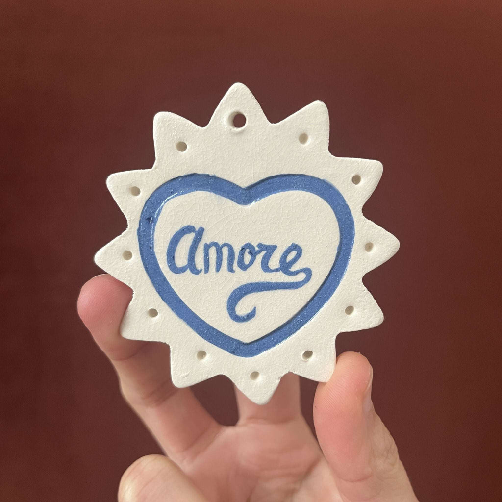 Ex-voto monochrome en étoile, cœur bleu avec le mot « Amore »