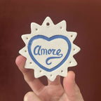 Ex-voto monochrome en étoile, cœur bleu avec le mot « Amore »