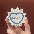 Ex-voto monochrome en étoile, cœur bleu avec le mot « Amor »