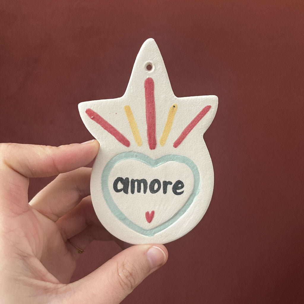 Ex-voto étoile peint, cœur « amore » bleu-vert, rayons rose, jaune et bleu.
