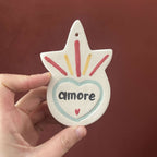 Ex-voto étoile peint, cœur « amore » bleu-vert, rayons rose, jaune et bleu.