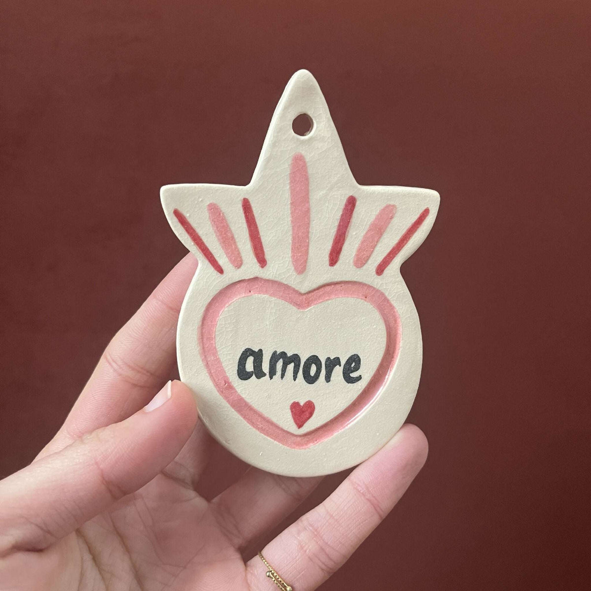 Ex-voto en forme d’étoile, cœur « amore » rose, traits et étincelles colorés.