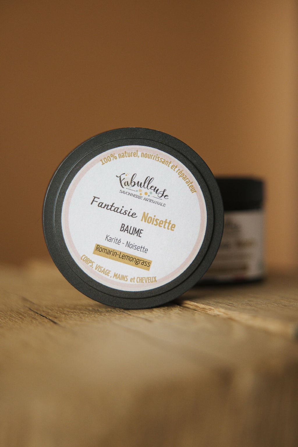 Pot de baume au karité noisette, couvercle noir, étiquette crème, vue de dessus.