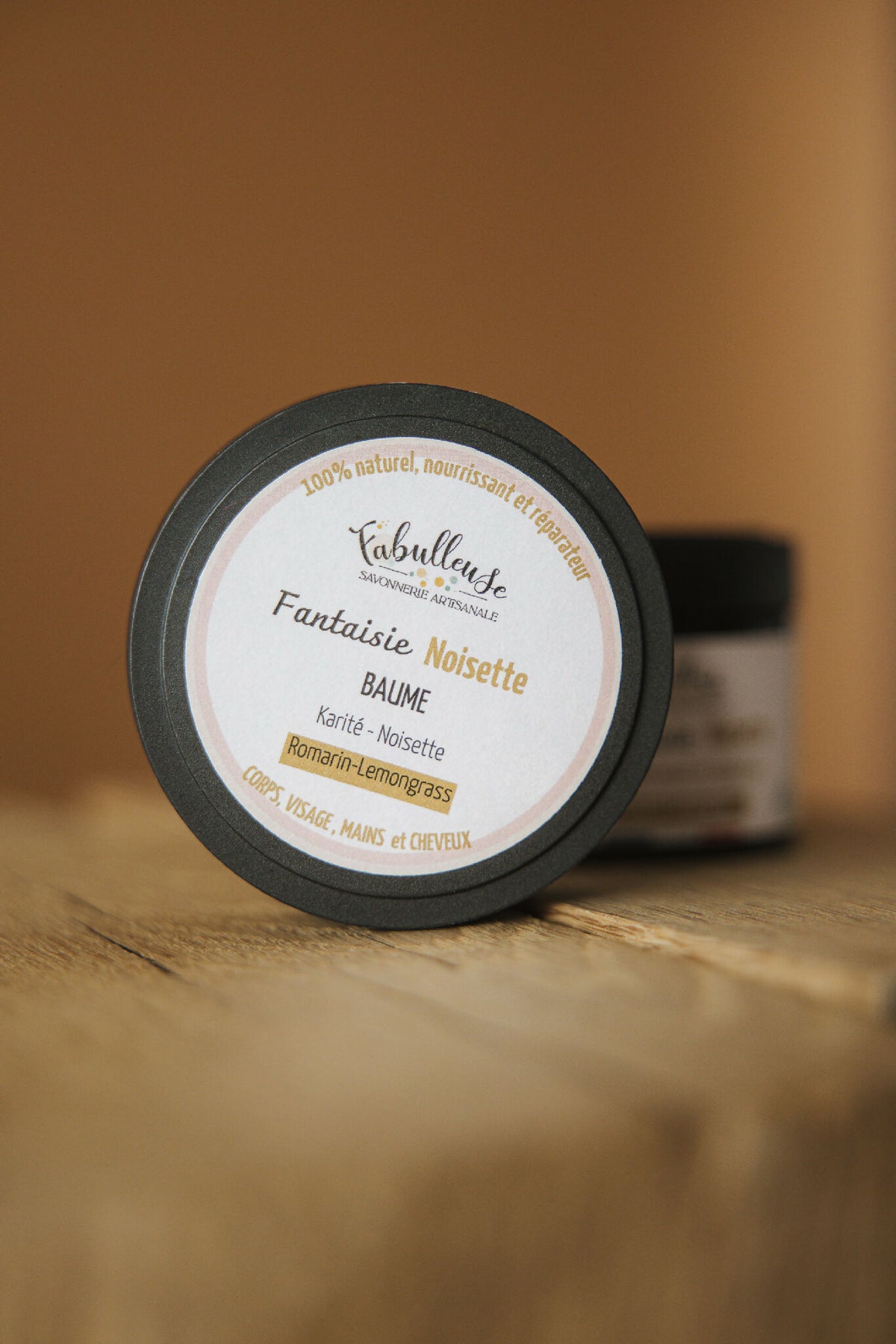 Pot de baume au karité noisette, couvercle noir, étiquette crème, vue de dessus.