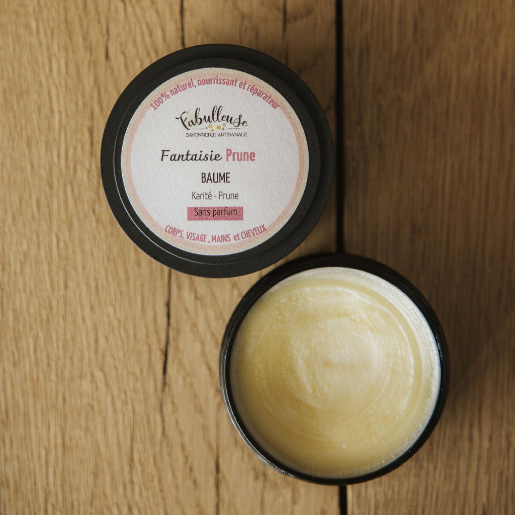 Baume solide en pot noir, crème jaune pâle et couvercle avec étiquette prune