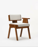 Fauteuil F-02 en bois clair, assise et dossier rembourrés blancs, accoudoirs