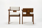 Ensemble de 2 fauteuils en bois clair, assises et dossiers rembourrés blancs, face