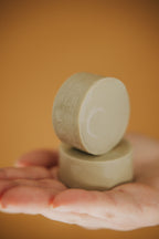 Déodorant solide Faveur en bâton, deux portions empilées