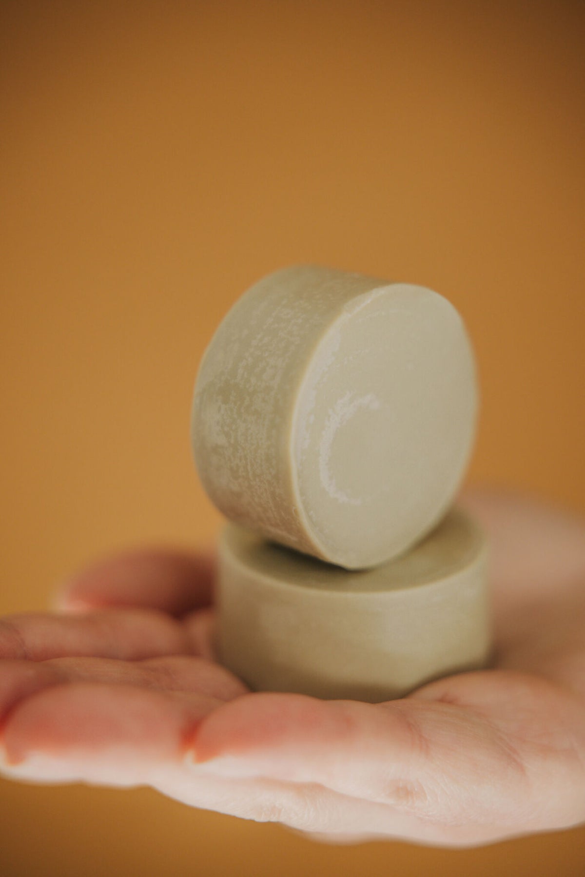 Déodorant solide Faveur en bâton, deux portions empilées