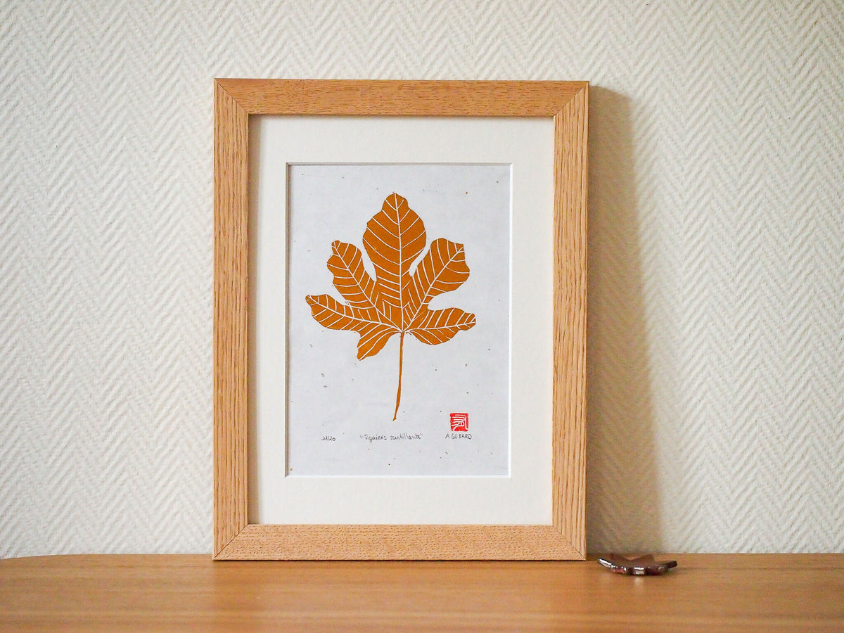 Gravure sur papier washi encadrée, feuille brun doré