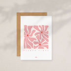 Carte fleurs abstraites rose avec enveloppe kraft assortie.